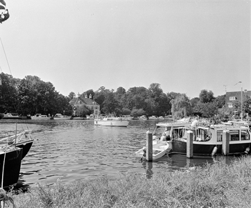 858306 Afbeelding van pleziervaartuigen op de Vecht bij Loenen aan de Vecht, met op de achtergrond het huis Nieuwerhoek ...